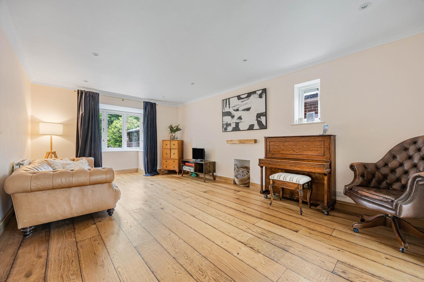 5 bed property in Pearces Orchard, Henley-On-Thames